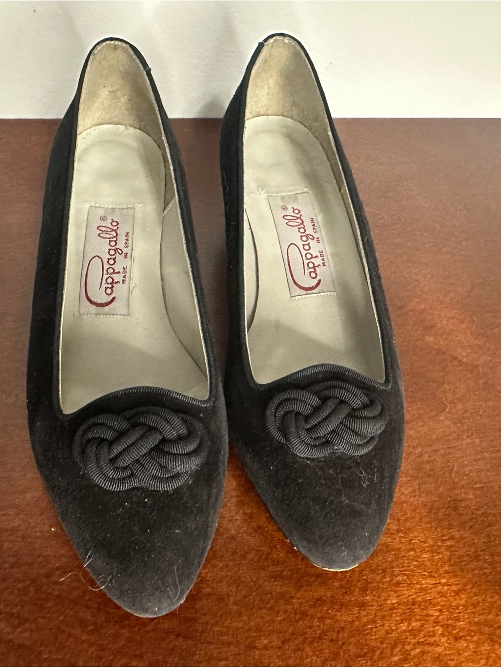 Vintage Pappagallo black suede kitten heel pump with a braided cord rosette. 6.5